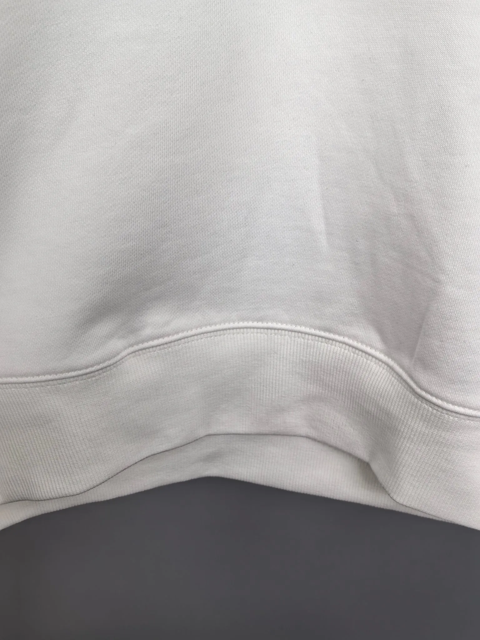 P340 POLO Ralph Lauren 2025 Autumn and Winter New Design Sweatshirt Official website synchronized! This T-shirt combines minimalist design with exquisite details. The oversize trim is reminiscent of Tyrolean dress details, summoning modern new ideas, creating a different conceptual pattern, and injecting rich connotation into the traditional cotton T-shirt. The LOGO on the front graphic webbing is unique and makes the brand more distinguished. It highlights the style of a big brand, sets off the minimalist design style, and reveals the elegance at a glance! As a brand that pursues design and tailoring techniques, the materials used will never disappoint! The body of this shirt is made of Solona cotton blended 400g fabric, which is noble and exquisite. The cotton surface is full, soft and skin-friendly. In short, such a classic style is a must-have for autumn and winter! M-4XL